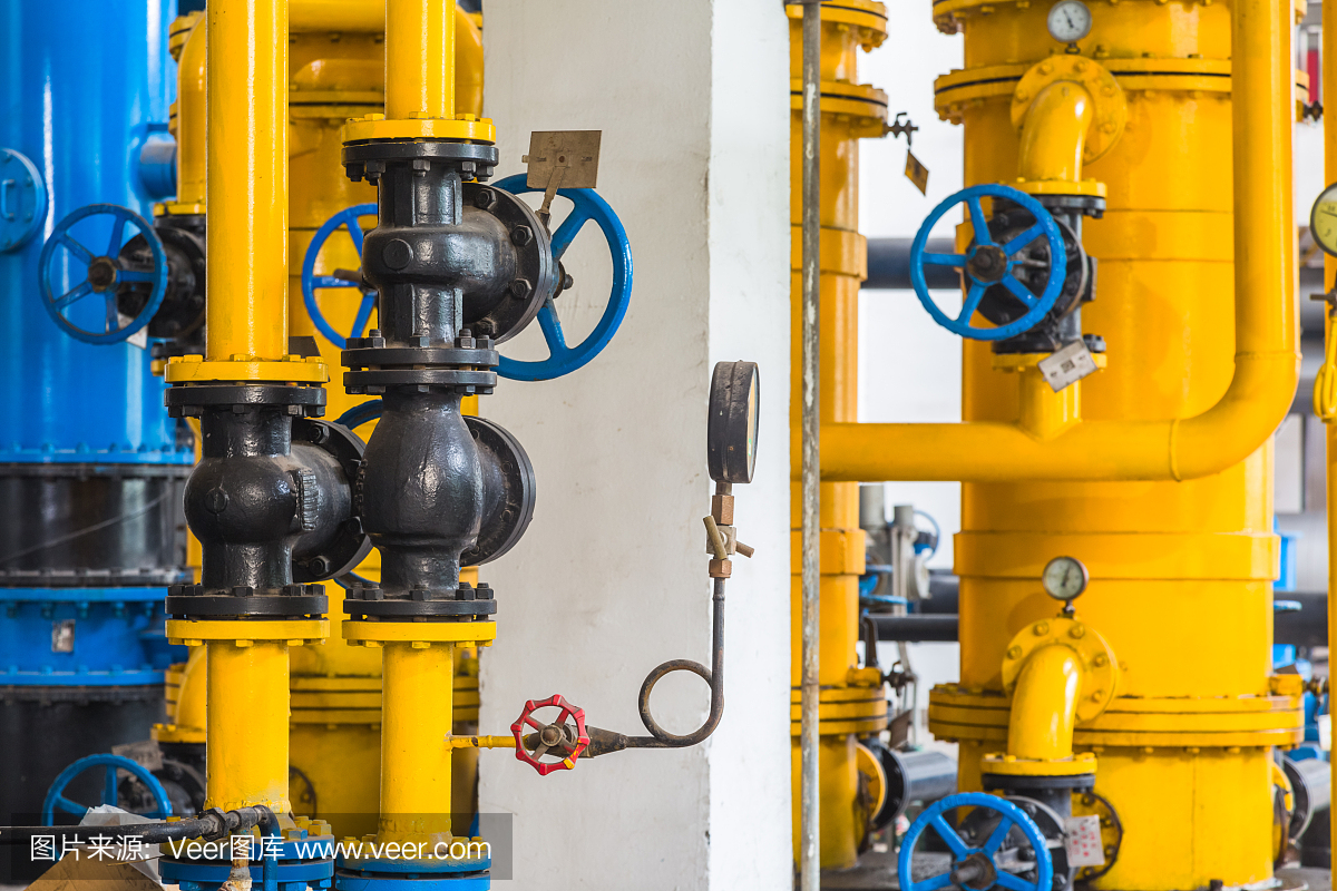 工廠中的鋼管道和電纜